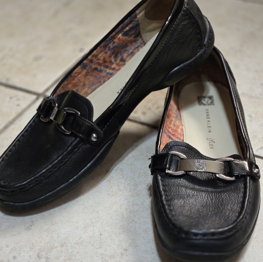Anne Klein (iflex) black loafers with silver hardware. Womens size 10.